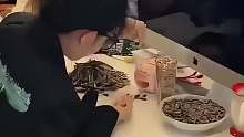 等了两个小时你终干剝好了