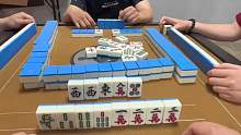 白毛终于挨打了。