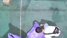 男子卸快递时突然流出腐蚀液体 仔细一看竟然是硫酸 网友：暴力卸货的要注意了