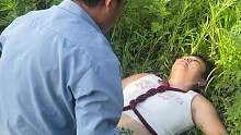 女子被人f子按在地上
