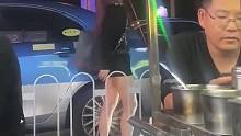 美女当众扇男子耳光，下一秒老实男爆发，直接把美女“三折叠”
