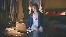 小美一边看着动作片一边自我安慰