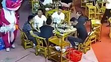 拿酒瓶的那个又怂又装