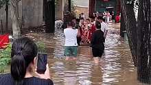 结果当天遇下雨路面积水，伴郎团蹚水抬新娘出嫁，网友：这就是蹚过爱河的新娘