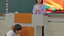 学生想给老师一个惊喜，结果把礼花喷在老师脸上。网友：你小子是不是来报仇的？