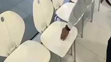 日本根据国情的神奇发明，商场里平时坐的椅子，就可以变成安全帽