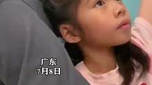 小女孩误以为男孩是家人，靠在男生肩膀上做鬼脸。发现认错人后……