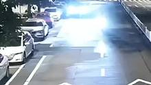 男子酒驾撞上路边车辆，吓坏一旁电动车
