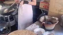 看她炒饭的手法是有练过的