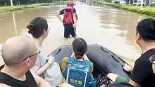 涿洲突发洪水，救援员人员用皮艇迈力拉着居民转移到安全地带