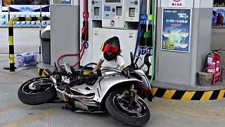 短腿女司機(jī)的摩托倒了她根本扶不起