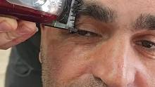 来理发店做一个面部“拔毛”，大哥的痛苦面具都出来了