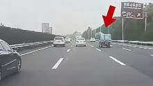 高速路上前车货物掉落，后车司机选择直接撞上，后车司机：即使撞上去我也不能变道