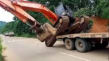 挖掘机这波神操作，不做任何防护就开着上板车，旁边的人都看呆了