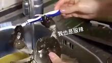 蟹：没想到你有两把刷子！