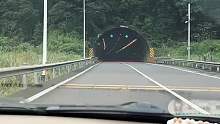 女朋友拿驾照后首次跑高速，看到隧道后吓出了国粹！
