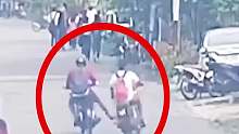 机车男街头恶意踢倒骑手，无耻行为激怒路人！
