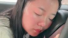 这小姐姐开车居然打瞌睡，原来坐在后排！