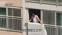监控拍下恐怖一幕，男子在窗户晒被子，突然惨遭大鸟袭击