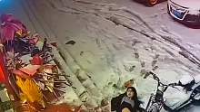 雪天走路要小心，看着都疼！