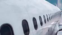 为何飞机的窗户上要打个洞？？