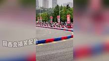 外卖小哥闯入赛道，这是要拿冠军啊
