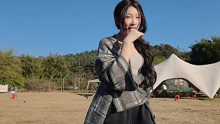 抽中鋼管舞卡片女子笑彎腰