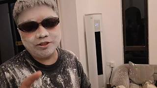 意外撒粉美女面粉滿面驚呼