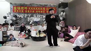 激情演唱求佛歌曲貓被控住爆笑
