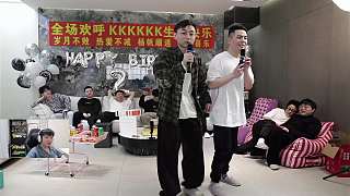 右下角疑似曖昧互動(dòng)引全場調(diào)侃