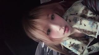 在車內(nèi)小心翻轉(zhuǎn)拿不了的物品