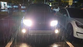 女子車(chē)內(nèi)大笑開(kāi)車(chē)遇問(wèn)題