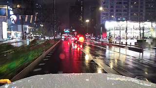 雨夜駕車遇綠燈前行