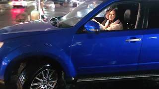 雨夜中一腳油門車飛出去