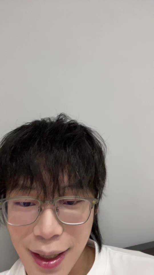 戏谑回应真假话题引观众担忧