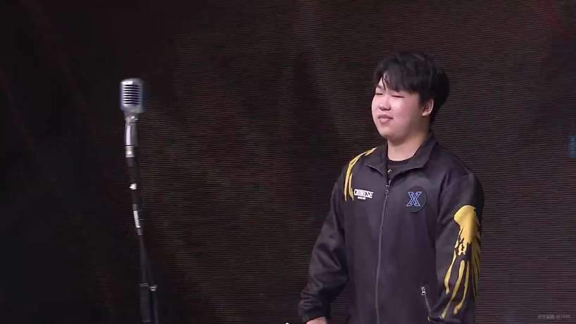 話筒高度不足選手難夠引尷尬