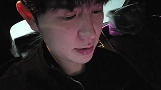 車庫興奮拍照假裝提新車