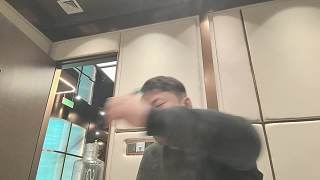 吃蟹腿大笑展?jié)M足