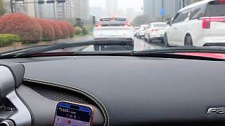 雨天開(kāi)車(chē)趕飛機(jī)遲到擔(dān)心出錯(cuò)