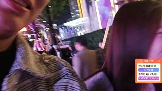 開心回應(yīng)觀眾與女伴親密互動