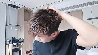 整理頭發(fā)后熱情打招呼