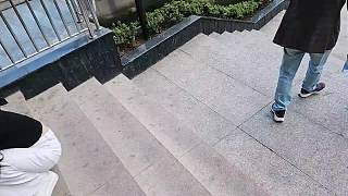 戶外遇路人握手驚呼媽呀