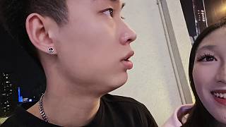 背起女伴甜蜜互動(dòng)
