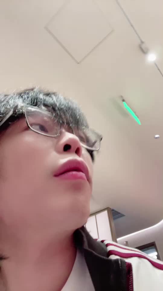 直播展示漱口水使用过程