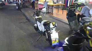 流露恐懼不敢進店謹慎步行
