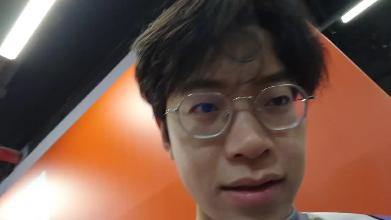 专心设置手机支架准备聊天