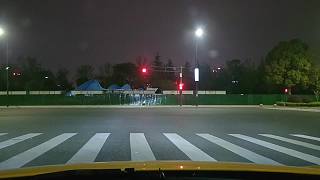 倒車避讓路邊三輪車