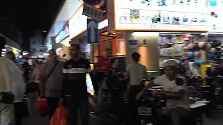 夜市外國人表情冷漠引好奇