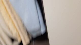 展示粉色物品引發(fā)觀眾好奇