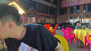 進食時堅定聲明對女人毫無興趣
